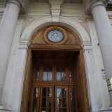 L�ingresso � contraddistinto da un ampio portone in legno inquadrato tra larghe colonne tuscaniche